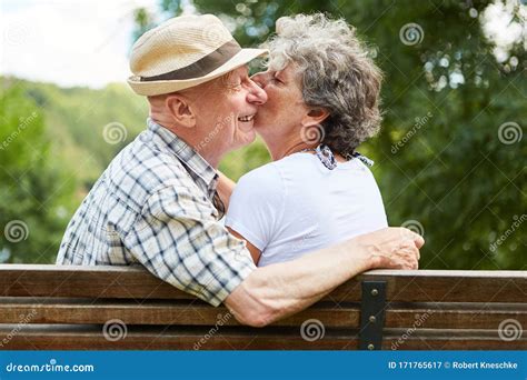 senior dating first kiss